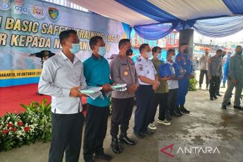 Nelayan pesisir Jakarta dan Kepulauan Seribu berlatih dasar keselamatan berlayar di Muara Baru