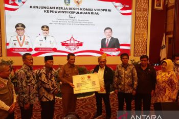 Kemensos dan DPR salurkan bantuan bencana di Kepri
