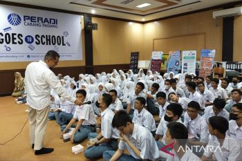 Seratusan siswa SMAN 2 Padang dapat pencerahan hukum dari Peradi
