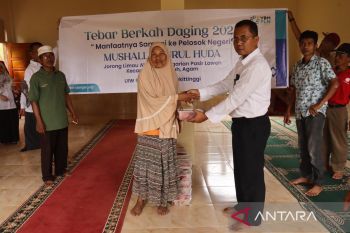Tebar Kebaikan, YBM PLN salurkan 90 paket daging kepada warga yang membutuhkan