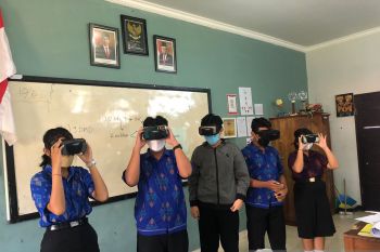 Pelajar di Bali mulai gunakan kacamata Virtual Reality untuk belajar