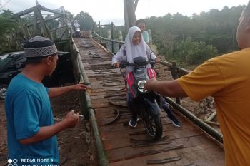 Jembatan Cimadur longsor, warga Lebak terisolasi