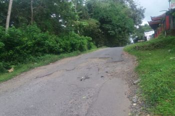 Jalan rusak di Desa Tampak Siring tak kunjung diperbaiki