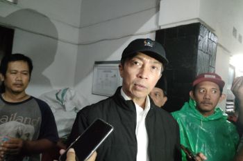 Delapan warga tertimbun longsor