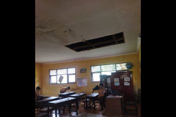 Ruangan kelas SDN 2 Ubung nyaris roboh hingga siswa harus mengungsi