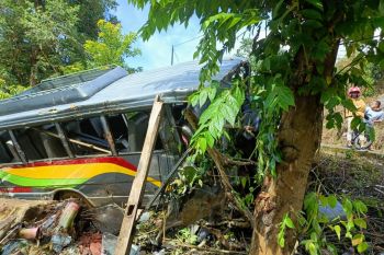 Diduga rem blong, mini bus berpenumpang 20 orang nyemplung ke jurang