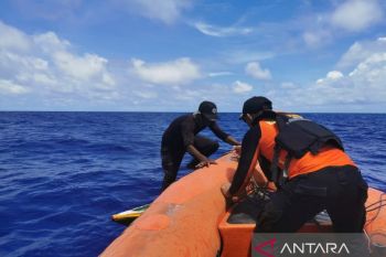 Basarnas evakuasi dua nelayan mati mesin kapal di Buton Selatan