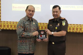 Kejaksaan serahkan pembayaran uang restitusi kepada korban perkara TPPO