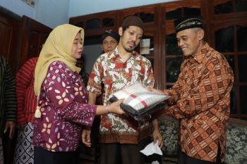 Sleman menyerahkan bantuan bagi penyandang disabilitas program Lasamba