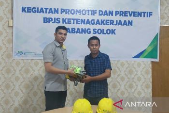 BPJS Ketenagakerjaan Solok berikan APD pada perusahaan tertib iuran