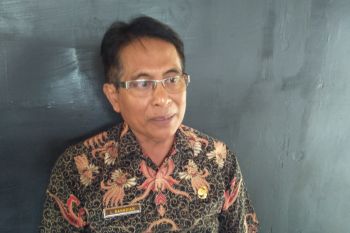 Lombok Tengah membersihkan sampah di saluran-saluran untuk cegah banjir