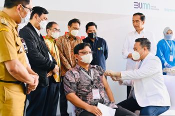 Presiden Joko Widodo tinjau penyuntikan perdana vaksin IndoVac
