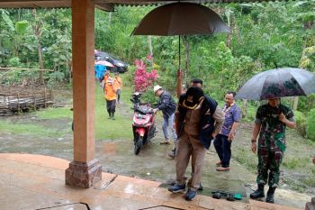 Tanah retak, puluhan warga mengungsi