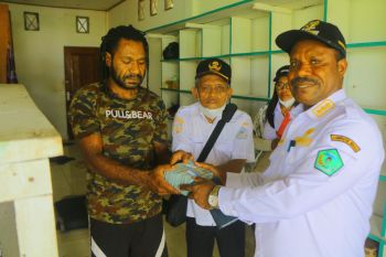 Bupati Nduga kembali beri bantuan modal 60 wirausaha lokal
