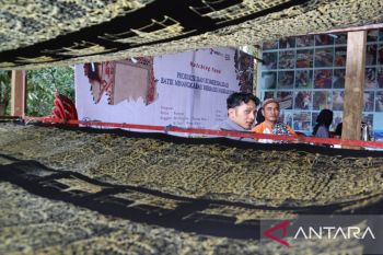 Unand "sulap" iluminasi naskah kuno jadi motif batik unik