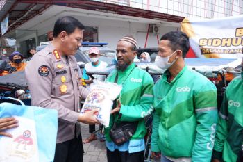 Sambut HUT-71, Humas Polda Lampung gelar bakti sosial
