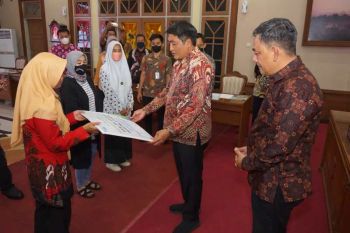 Bupati serahkan santunan BPJS Ketenagakerjaan Rp335 juta