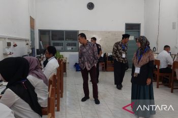 Bawaslu Sumbar tinjau tes tertulis 113 calon Panwascam Bukittinggi