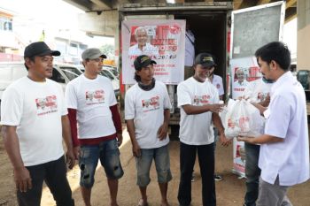 Sosialisasikan program Ganjar, komunitas truk bagikan sembako