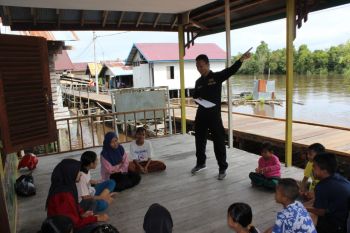 Tim TMMD tingkatkan kemampuan "public speaking" remaja bantaran sungai di Palangka Raya