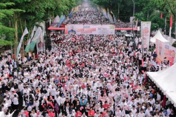 Ribuan warga Makassar ikut jalan santai "Sulsel Anti-Mager" berhadiah umrah