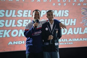 Gubernur serahkan bantuan pada  masyarakat serta bonus bagi atlet berprestasi Sulsel