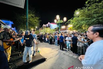 Presiden Jokowi nikmati musik di jalan Malioboro