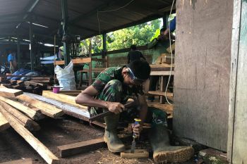 Satgas TMMD Kodim 1708/BN antusias kerjakan kusen pintu Makodim