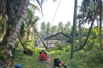 Koramil 1708-06/SU bersama warga kerja bakti di Kampung Syurdor
