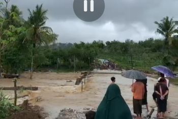 Air sungai di Desa Kabul Lombok Tengah meluap (video)
