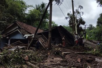 Dua rumah warga tertimbun longsor