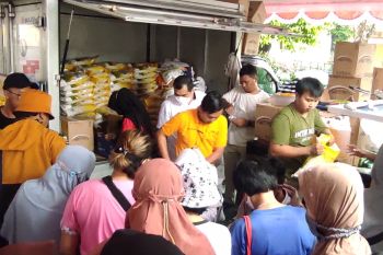 Bulog Yogyakarta menggelar pasar murah bersama Pemprov DIY