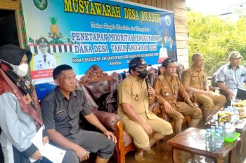 Warga Kotim mengikuti musyawarah desa dari atas perahu