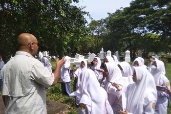 Implementasi kurikulum merdeka, puluhan siswa belajar di kuburan Belanda