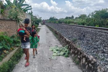 Usai makan nasi uduk, korban tewas terserempet kereta api sejauh 50 meter