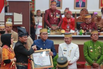 Pemkot Makassar raih penghargaan Inovasi "Pose" saat HUT ke-353 Sulsel