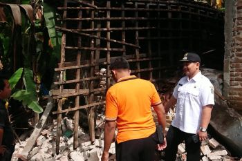 Akibat tanah gerak, puluhan rumah warga retak