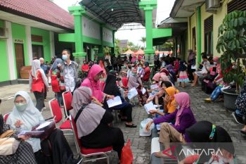 Asrama Haji Donohudan dipadati warga untuk vaksinasi