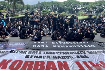 Ratusan Aremania gelar aksi damai tuntut penuntasan penanganan Tragedi Kanjuruhan