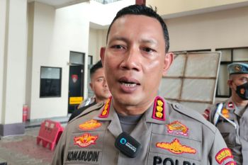 Polisi menutup jalan arah Istana Jakarta sebagai imbas demo buruh