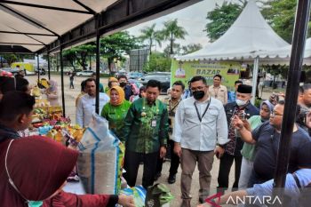 Pemkot Kendari dan BI Sultra gelar bazar pangan murah untuk kendalikan inflasi