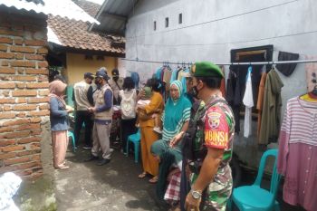 Tim kesehatan melakukan pengobatan korban banjir Lombok Tengah