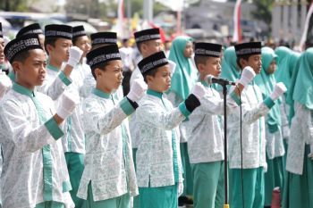 Ribuan santri mengikuti upacara bendera peringatan Hari Santri di Sleman