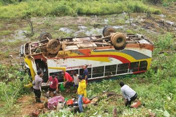 Bus Pontianak-Badau jatuh ke jurang 17 penumpang luka-luka