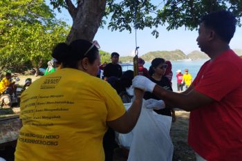 Otorita Labuan Bajo Flores ajak warga bersihkan sampah pantai