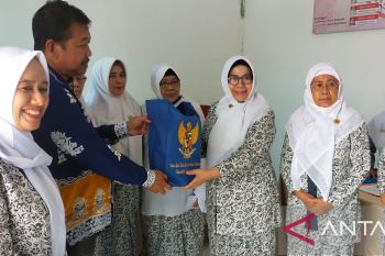 Wafat terserang COVId-19, Bidan Lestari terima bintang jasa