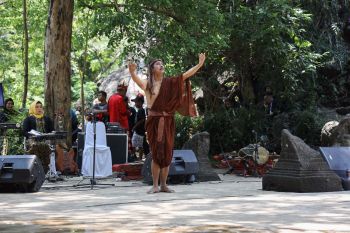 "Selomangleng Performance Art" diapresiasi turis