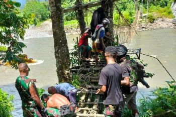 Kodim 1715/Yahukimo membantu perbaiki jembatan gantung di Pegubin