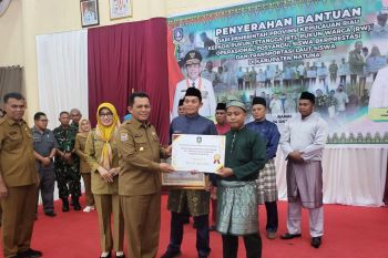 Pemprov Kepri serahkan bantuan sarana transportasi siswa di Natuna