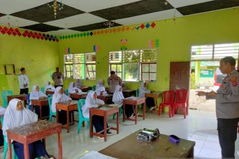 Binmas Polres Pasbar berikan penyuluhan bahaya narkoba ke pesantren